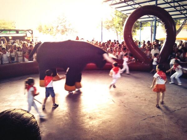 Frailespatico's tweet photo. Les toca a los niños más peques http://t.co/UQkvrFIXoy