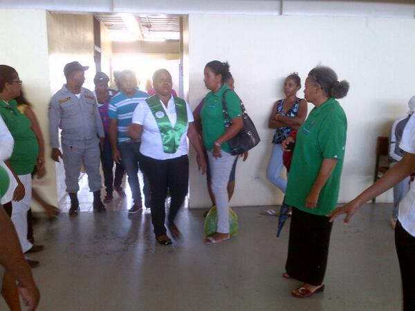 SuperateRDO's tweet photo. Graduandos/as llegan al Polideportivo de Azua. #Graduación #Azua #Prosoli #CTC http://t.co/Uj2jFYiVM5