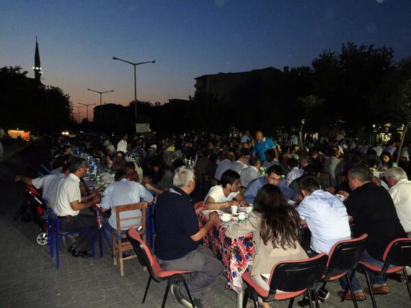 Aralik76's tweet photo. Aralık Kaymakamlığı ve Aralık Belediyesi tarafından düzenlenen iftar yemeğinde 1200 kişinin katılımı ile oruç açtık. http://t.co/yhwiNN7aoU