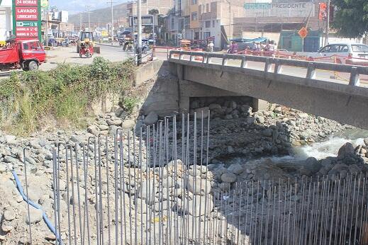 mpj2012's tweet image. Obra contará con una sólida estructura, así lo señaló alcalde provincial  CONSTRUYEN PUENTES EN AV. PAKAMUROS
