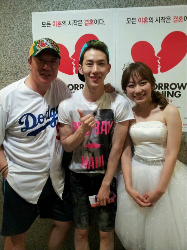 musical_TM's tweet photo. 뮤지컬 <투모로우 모닝> 오랜만에 올려드리는 사진이네요:) 슬기캣, 상면잭, 그리고 공연장을 찾아준 2AM 조권의 다정한 모습!! http://t.co/2rzP7tTtTN