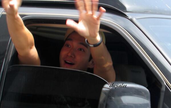 [PICS][PICTURES] (29/07/13) Siwon at Gimpo airport (2) frenchsiwonest.wordpress.com/2013/08/02/pic…