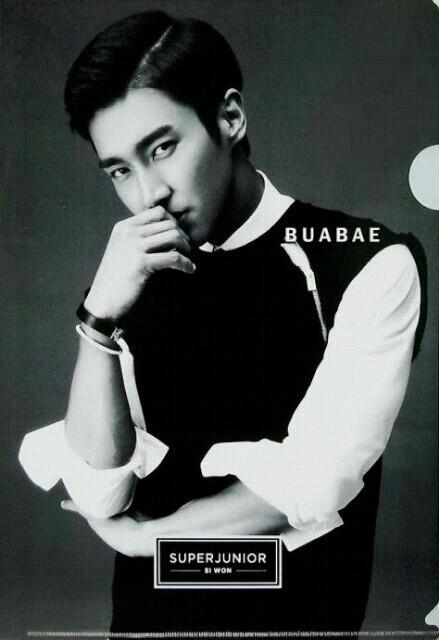 [PICTURES] (30/07/13) SM Lotte Store frenchsiwonest.wordpress.com/2013/08/02/pic…
He has a deep and intense gaze ! O.O