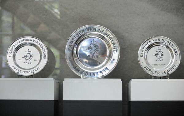 Het gaat beginnen! Vanavond starten de Eredivisie en Jupiler League. De schalen zijn binnen; wij zijn er klaar voor!