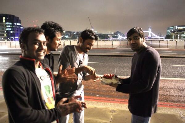 Siva_Kartikeyan's tweet photo. Dhanush sir's bday celebrations:)           at London bridge,12 o clock.. 🎉🎊🎈 http://t.co/ycRJYprdhi