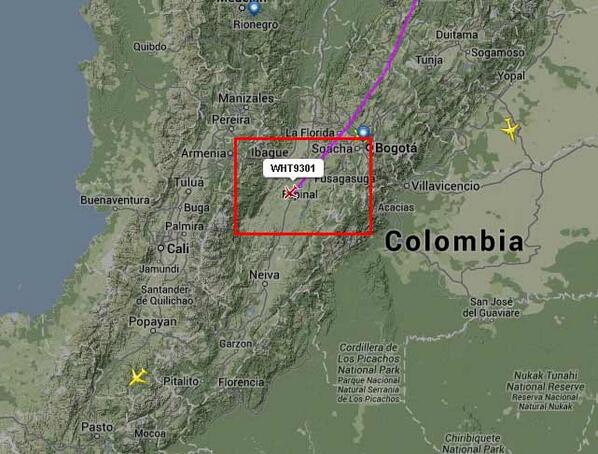 elcomerciocom's tweet photo. Hinchas aguardan el féretro de #ChuchoBenítez. El avión ya pasó Bogotá y se aproxima al país: http://t.co/VJ9cx0FSgV http://t.co/RovkLWiBOG