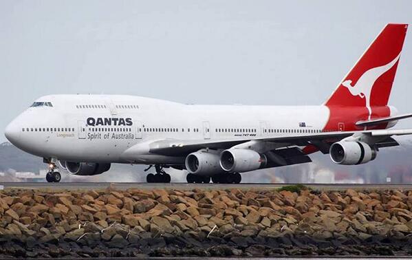 INTERESTING! Qantas sometimes attache the 5th engine onto a Boeing 747 and fly it to its destination. #AvGeek