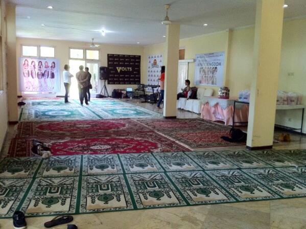 AprilioKingdom's tweet photo. Suasana menjelang Buka bersama Anak yatim. Cc: @Vierratale @Princess_Ind @VOLTS_band http://t.co/9SVQedB2gv