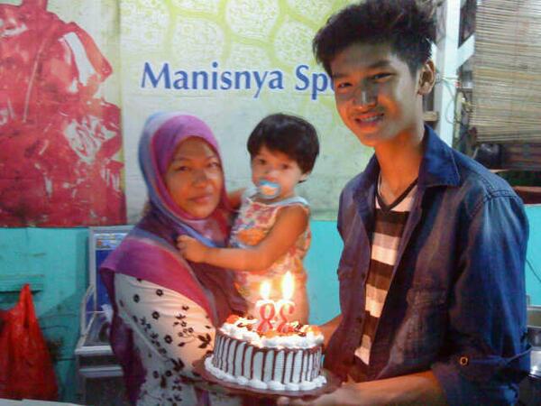 anrezputra's tweet photo. Happy Birthday Mah.. <3 http://t.co/li7doXTqyr