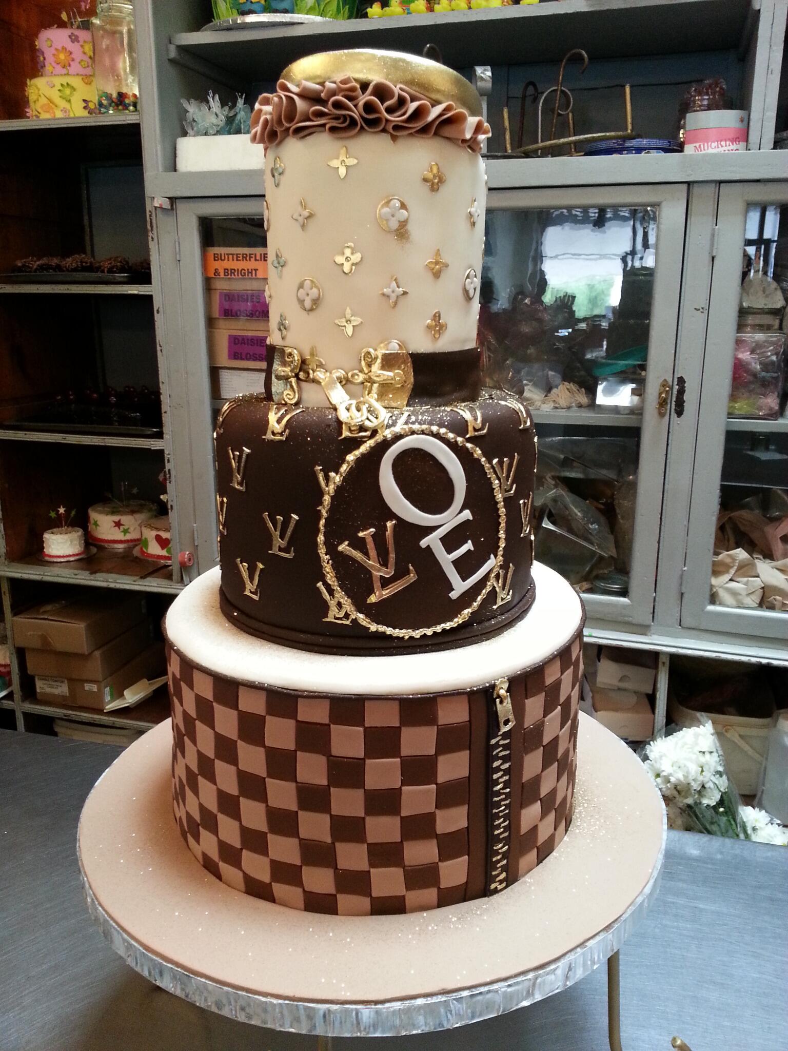 We LOVE this designer Louis Vuitton inspired wedding cake by Sakura Cakes!