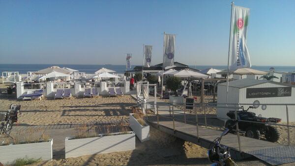 DaanReekers's tweet photo. Knokke lichtorenstrand is er weer klaar voor! Vanavond nacht van het zoute! http://t.co/joL0Ze7wmd