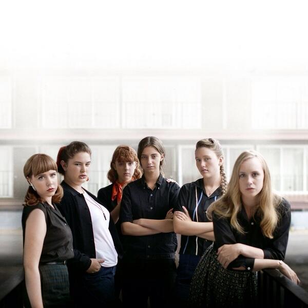 렉스역의 레이븐 애덤슨! (사진에서 가운데) 굉장히 매력있는데 이 영화에서 처음 연기를 하는 거라고 해서 더 놀람 #폭스파이어ترجمة المنشور