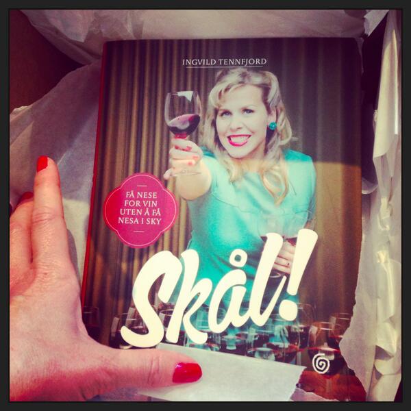 Min første bok er født! Skål, heter den. 850 gram, 23 cm lang. Mor i lykkerus og baby på vei ut til butikkene!