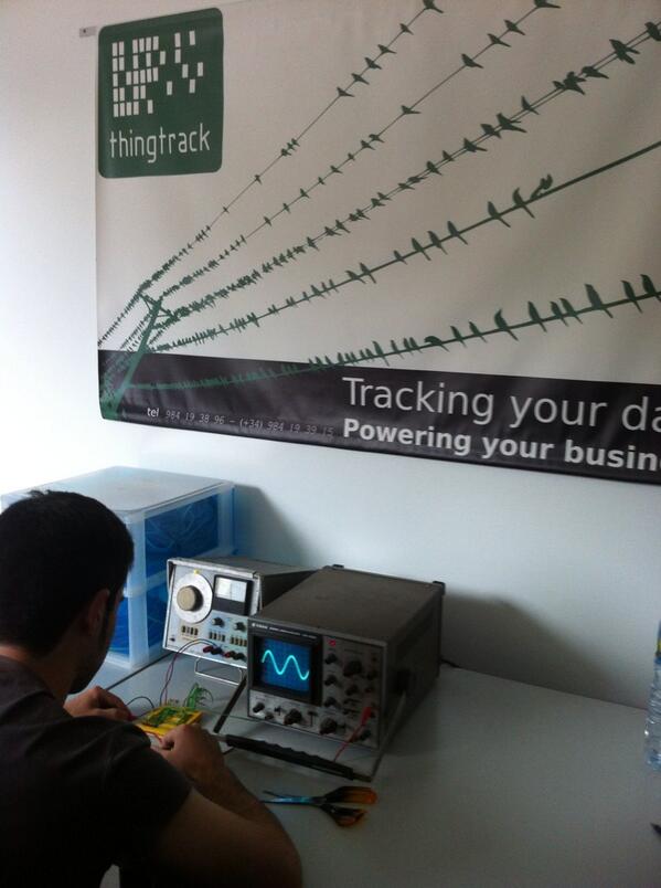 thingtrack's tweet image. Con Héctor testeando el nuevo osciloscopio made in Quintueles.