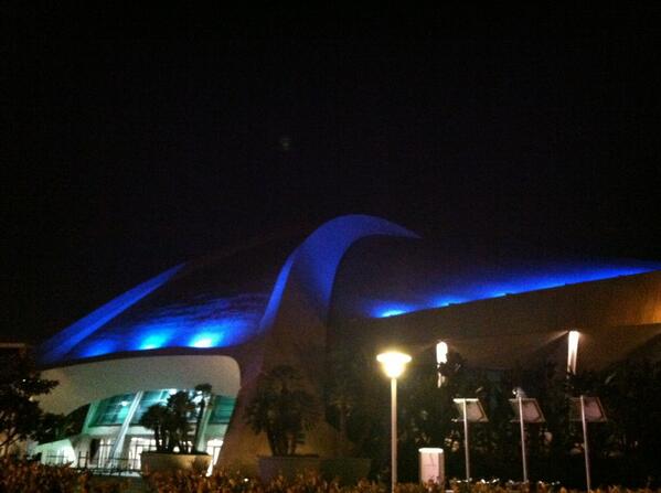 I found a crashed but still powered up spaceship in the middle of the city…