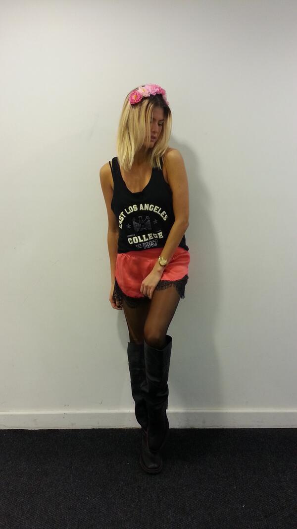 mery_delcerro's tweet photo. Mi look para hoy en @yupstv por @delaostiadesign @RickySarkany @SwatchArg vincha de @pagochico !!! C @LolaCanavosio http://t.co/GBm6dGVVQ6