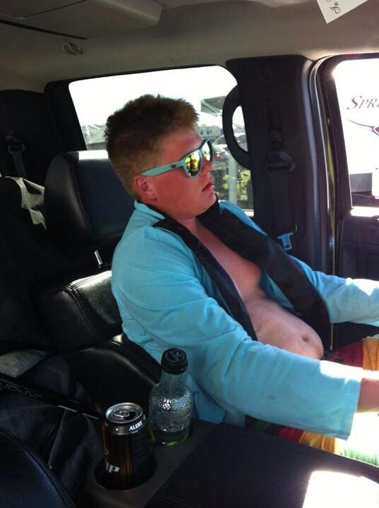 walkerm20's tweet photo. @Walkerry90 @gzilk11 @TheRealMrD_25 @Amishmafia66 Ryan couldn't handle BVJ so he went to Edson #lightweight#rookie http://t.co/oNm7mgM0tC