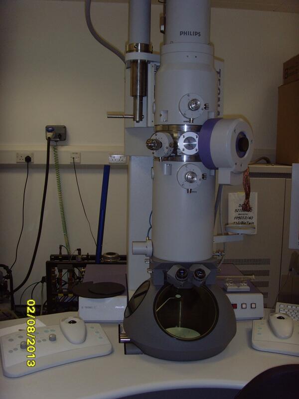 rotibae_'s tweet image. Finally got to use the TEM today. It was soon fun :D. It&apos;s £120 and hour to use it:/ #TransmissionElectronMicroscope