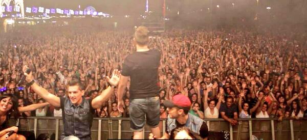 AlvaroGuerraDj's tweet photo. @silviaromanmusi @J_Orleans_ @KilianDominguez @Radio_Occidente @IntensaOfficial #colombinas2013 GRACIAS HUELVA !! http://t.co/K0aD6p8Oew