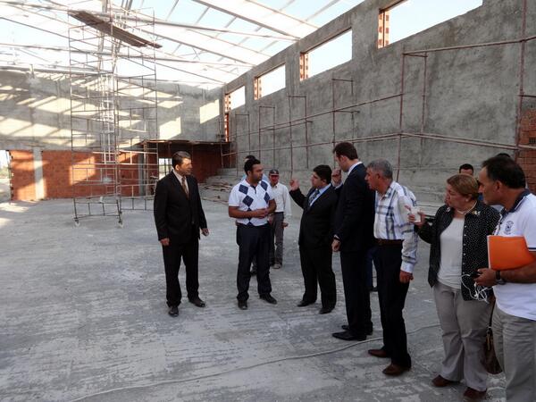 Aralik76's tweet photo. Gençlik ve Spor Bakanı yardımcısı Sn. Metin YILMAZ, Aralık'ta yapımı devam eden kapalı spor salonunu ziyaret etti. http://t.co/LABHfwlCzt