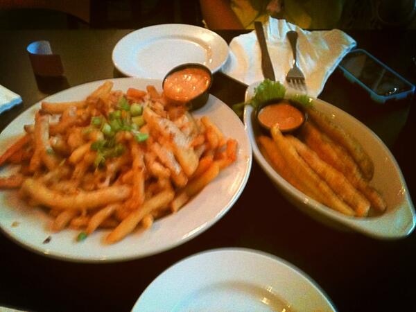 pjm21690's tweet photo. Mountain fries and deep fried pickles @xbar http://t.co/FFWIMpoe5r