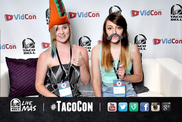 queerlerthings's tweet image. Having fun @VidCon with @TacoBell #TacoCon