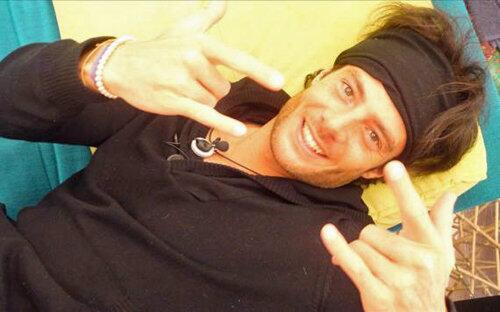Asturiasparty's tweet photo. RT si quereis que @ales_livi_gh visite @NewBaroqueGijon, Recordar 200 RTS!! http://t.co/1XzgIpvr8g