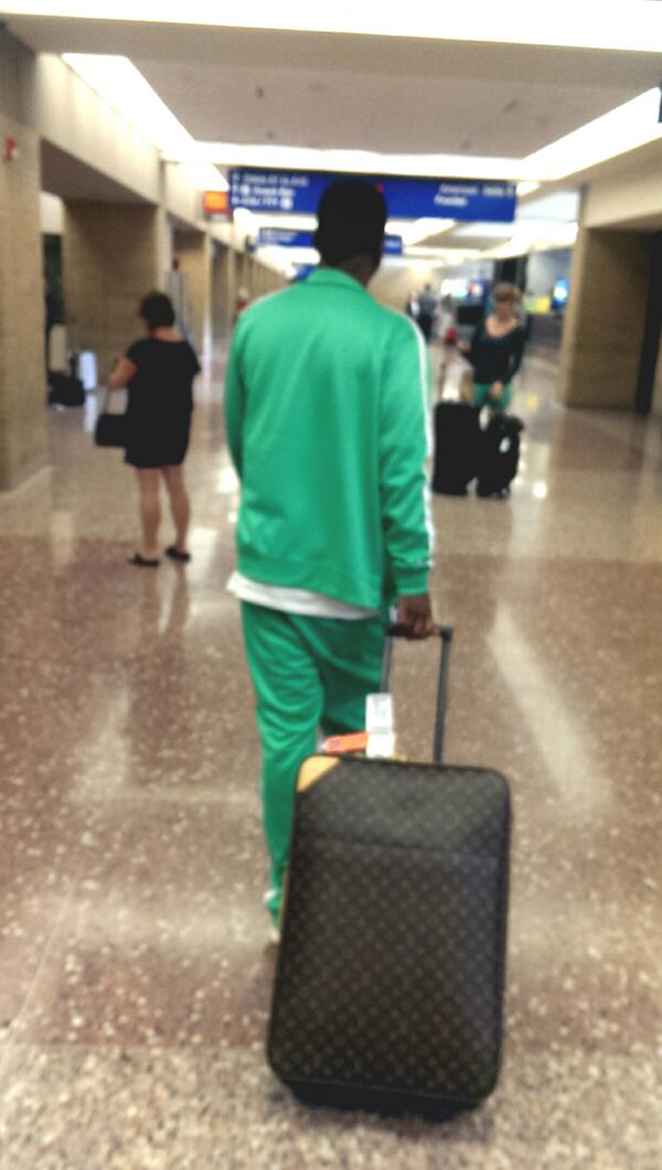 theREALKDaubert's tweet photo. Check my boy @chentertainment sliding thru the airport w/ his #LouisVuitton! #Swag http://t.co/JBsLEPQmZB