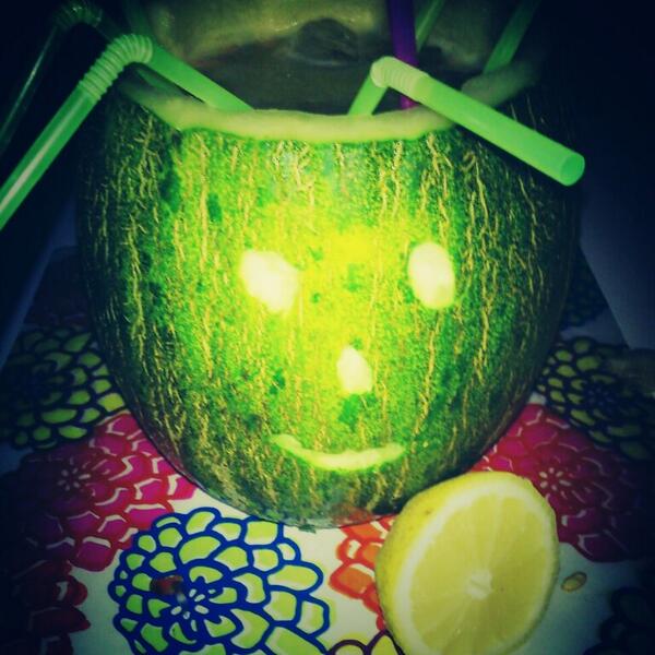 Monicako92's tweet photo. Ahora toca un poco de melón con Ron #camping #alhama @marcoseag92 @IsitaAj @Emi_89mlg @AniiiSki @davidescot91 http://t.co/zXo34Ni5qk