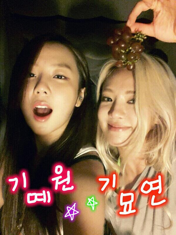 [PIC][30-11-2013]Selca mới của HyoYeon và bạn cô BQtJdLKCQAACxVJ