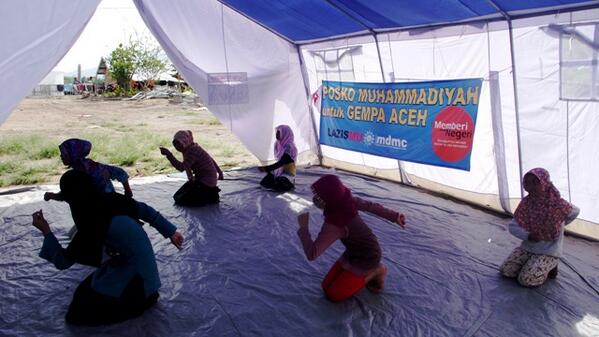 infoaceh's tweet photo. Putri2 Cang Duri giat menari, bangkit dari gempa utk tampil di 17an, saat ini sedang membutuhkan kostum http://t.co/dE4iSig70N | @s4nna