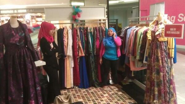 RT @ScarfMagazine Booth brand artis cantik <a href="/nurimaulida/">nuri maulida</a> jg hadir di #FashionetteMarket