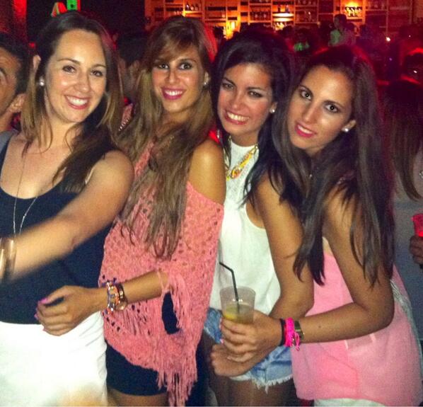 leticiacruz_2's tweet photo. Noche @RockersAlicante con mis princess💗!!!! @Paularuiz_2 @Maku_ff13 @albarosaoh @Lorenitamcg http://t.co/gYK87NiJka