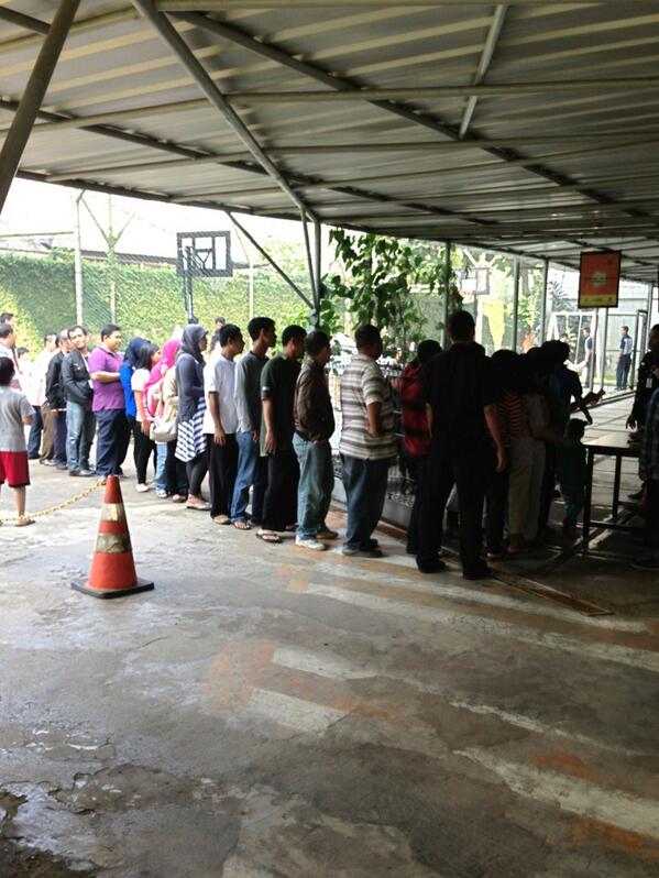 ChaRiq's tweet photo. Antrian belanja paket sembako murah @SekolahCikal #BazaarSosial @tehmita  @tiurtobing @dhidiCP @nonizulaika http://t.co/1BEiSchpe7