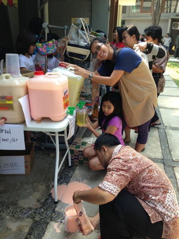 ChaRiq's tweet photo. ortu, anak @SekolahCikal buka stand untuk penduduk sekitar.Hasil penjualan didonasikan untuk keg. Cikal aksi aksi http://t.co/m9mSQhdzhw