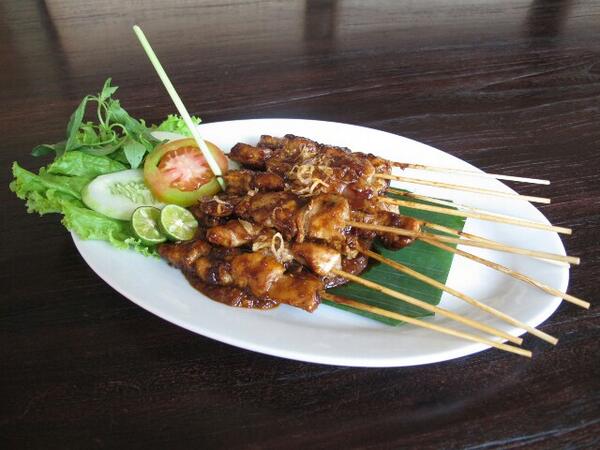 Simonnainggolan's tweet photo. The best sate ayaam @seremanisresto http://t.co/F8ALdFrDhd
