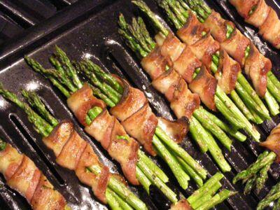 EatPorn's tweet photo. asparagus wrapped with bacon http://t.co/MbbLxsUybR