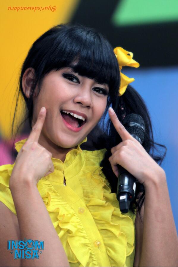 yurisdewandaru's tweet photo. Sadar kamera dan tau aku dimana, buatku itu istimewa! Makasih @AnisaChiBi !! :) #SharePict #TOPPOPMNC 020813 http://t.co/2gilp75WOY