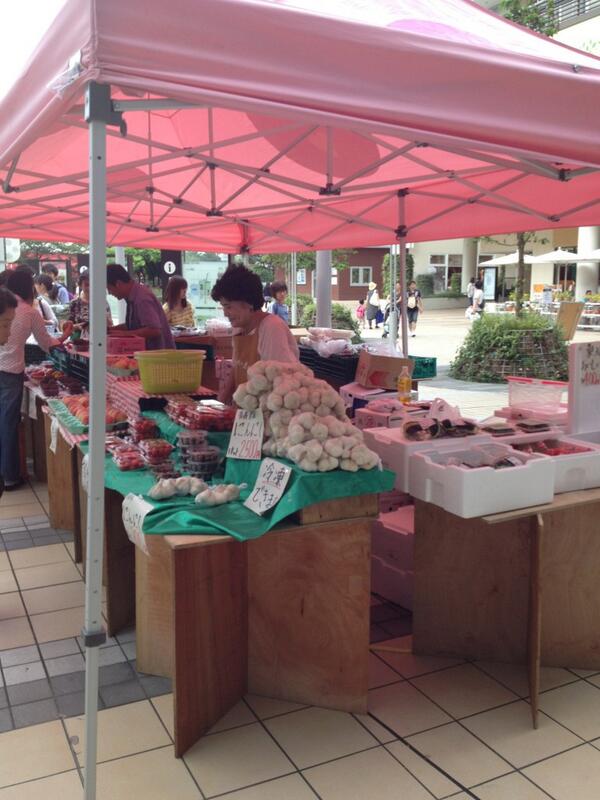 starferry_99's tweet photo. たまプラーザ駅で野菜の直売やってます http://t.co/ZpRYr3Ngig