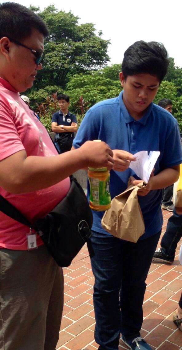 nimfaravelo's tweet image. Bawal magutom ang kukuha 5-oras na exam @dzbbGMA @YouScoop #SupportiveDad #UPCAT