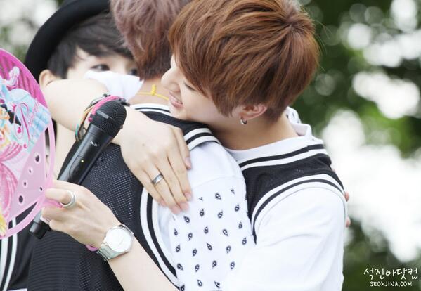 bangtantan's tweet photo. Jin ... . .. .. V http://t.co/PDa5Lo0Gvh