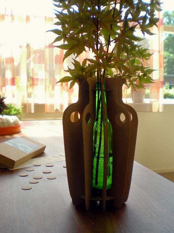 Simone_Vaags's tweet image. Als 't vochttekort is aangevuld, kun je met de #flöskuskeyti van #Bility al die lege flesjes omtoveren tot 'n vaasje.