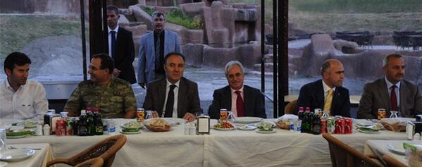 ÜNİVERSİTEMİZ İFTAR YEMEĞİ VERDİ :