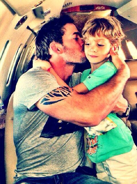 Wlevy_Official's tweet photo. My hero and me on the plane✈!! Buenas noches a descanzar gracias #Christopher por ser el hijo que e querido. #hapyDAD http://t.co/WWELtHMR0d