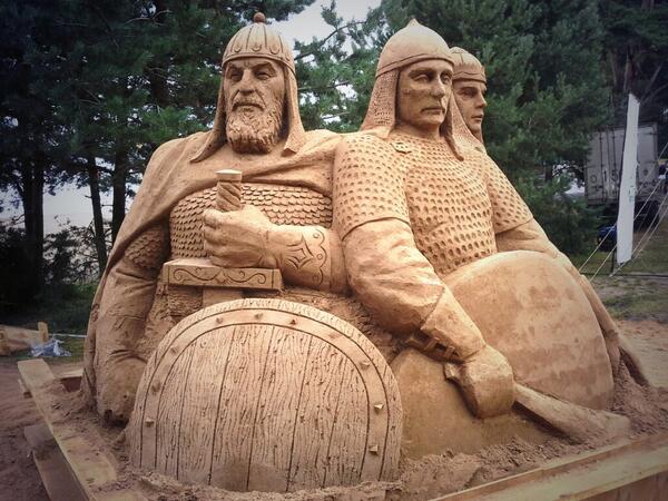 RuPol555's tweet photo. Другой ракурс фигур из песка. #Селигер #Селигер2013 #Seliger2013 #ГражданскийФорум http://t.co/1gUWCF3Hq0
