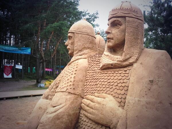 RuPol555's tweet photo. Похожи ведь, положа руку на сердце. #Селигер #Селигер2013 #Seliger2013 #ГражданскийФорум http://t.co/vYU0XePOjt