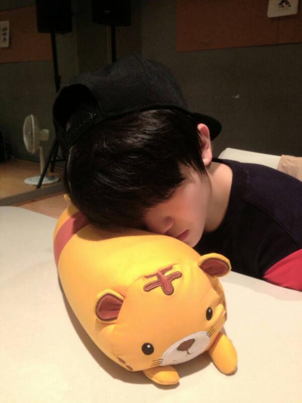 pledis_17's tweet image. [Doogi PD] 오늘 방송 내내 졸려하는 지훈.. 알고보니 방송 전부터 이러고 있었대요TT LIKE SEVENTEEN 때문에 잠을 제대로 못자고 있는 세븐틴들.. 화이팅!!!