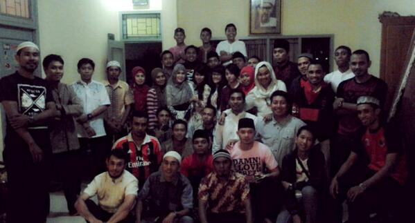 Suasana bukber di kediaman ko enal di blakter | Cc. <a href="/MISezTernate/">MI Sezione Ternate</a> <a href="/AngelsMI_/">Milanisti Angels</a>