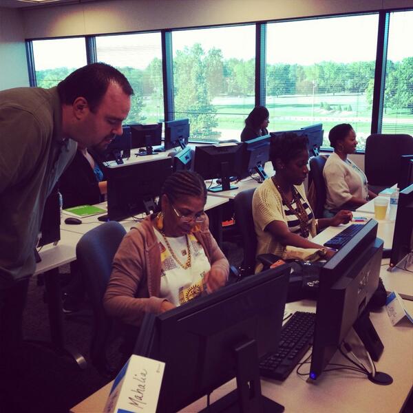 SistersCode's tweet image. The participants arrived extra early to practice coding in JavaScript and building their websites!  #sisterscode