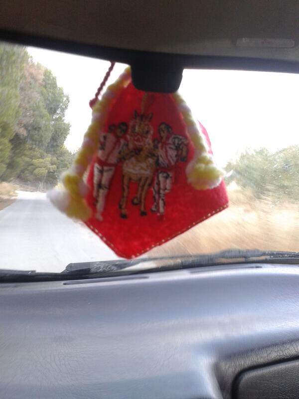 Y asi queda nuestro pañuelo colgado del retrovisor de un coche...
